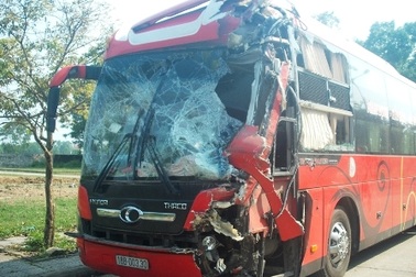 Xe tải đâm xe khách, 40 hành khách may mắn thoát chết