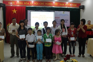 Bình Định: Trao học bổng cho con em công nhân, viên chức lao động vượt khó học giỏi