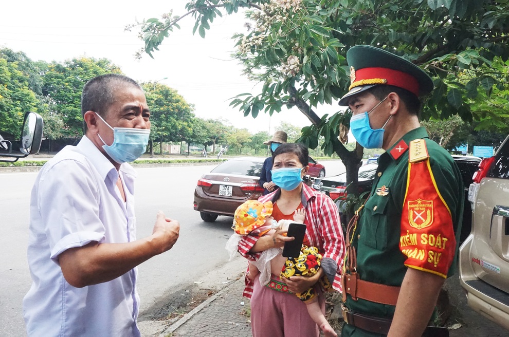Cấm xe qua Hà Tĩnh, mẹ con tôi về nhà bằng cách nào? - 3 Cấm xe qua Hà Tĩnh, mẹ con tôi về nhà bằng cách nào? - 3