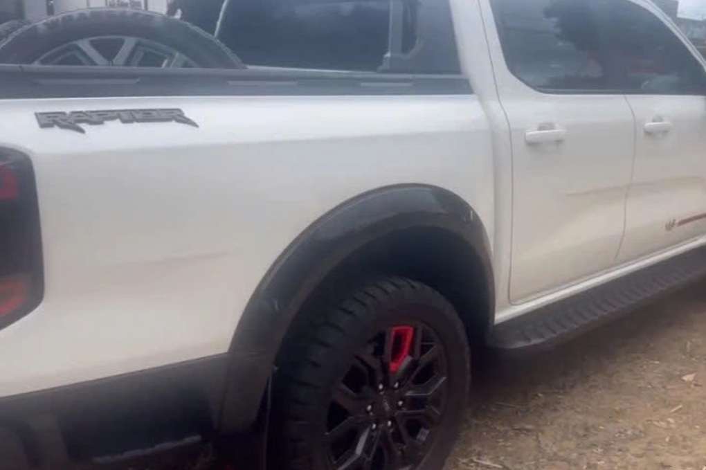 Cảnh sát phát hiện xe bán tải chở 4 bánh ô tô nghi liên quan vụ trộm cắp - 1 Cảnh sát phát hiện xe bán tải chở 4 bánh ô tô nghi liên quan vụ trộm cắp - 1