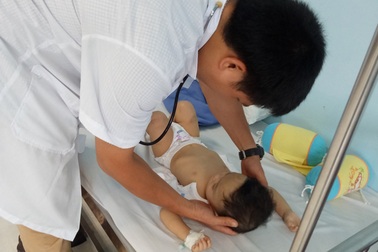 Vụ bé trai 1 tuổi bị bạo hành: Lộ diện người nuôi cháu bé