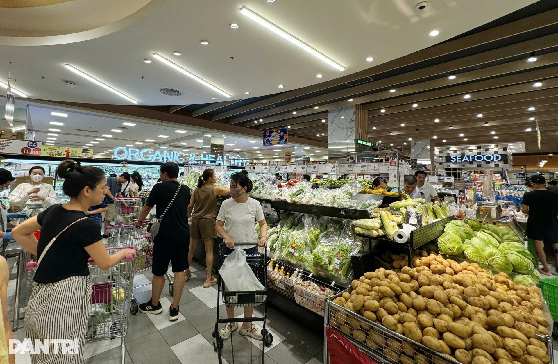 Rau, thịt dồi dào ở chợ, siêu thị Hà Nội: Hết cảnh chen chúc mua hàng - 2 Rau, thịt dồi dào ở chợ, siêu thị Hà Nội: Hết cảnh chen chúc mua hàng - 2