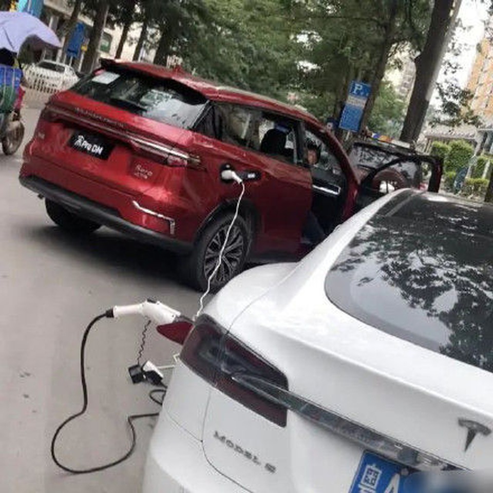 Xe chạy điện Trung Quốc cứu nguy cho xe Tesla hết điện giữa đường - 2 Xe chạy điện Trung Quốc cứu nguy cho xe Tesla hết điện giữa đường - 2