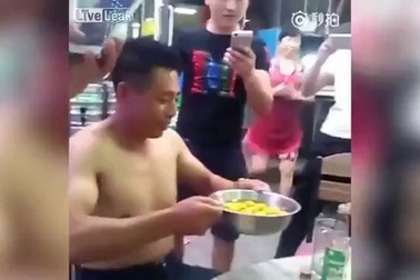 Người đàn ông ăn một lúc 20 quả trứng sống