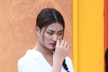 Hoa hậu Xuân Hạnh nhớ tuổi thơ khó khăn, nhà dột cha mẹ phải nằm chỗ ướt