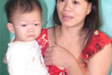 Bà nội ngất xỉu khi xem cháu bị đánh