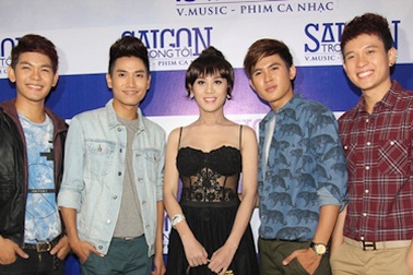 "Công chúa" Lâm Chi Khanh tự tin với áo ren khoe nội y