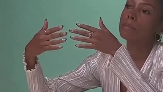 Alexandra Berrocal kiếm được 30.000 USD khi làm người mẫu tay