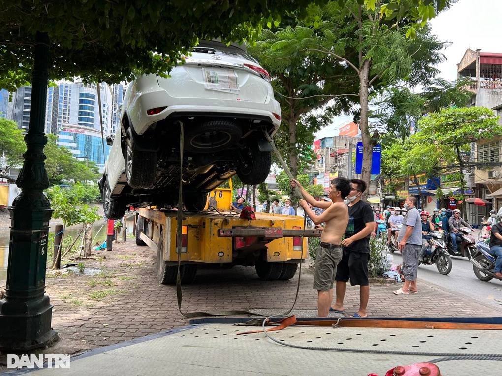 Tài xế nhầm chân ga, xe Fortuner lao xuống sông Kim Ngưu ở Hà Nội - 3 Tài xế nhầm chân ga, xe Fortuner lao xuống sông Kim Ngưu ở Hà Nội - 3