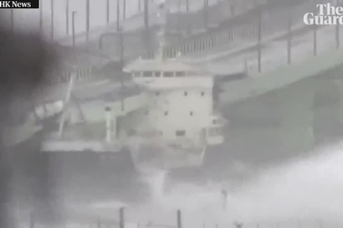 Tàu 2.600 tấn lao vào cầu vì siêu bão ở Nhật Bản