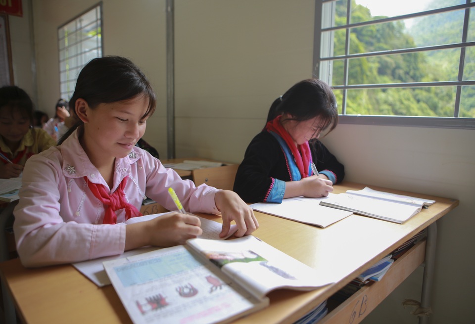 Ngắm 4 phòng học Dân trí kề bên bờ suối dành tặng thầy trò ngày Nhà giáo Việt Nam 20/11 - 6 Ngắm 4 phòng học Dân trí kề bên bờ suối dành tặng thầy trò ngày Nhà giáo Việt Nam 20/11 - 6