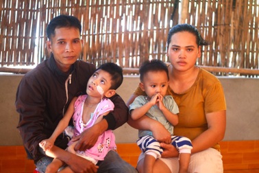 Cháu bé người Cơ tu 6 tuổi sống thực vật, cha mẹ nợ nần chồng chất