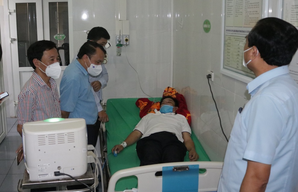 Giám đốc trung tâm y tế ngất xỉu sau 11 ngày căng mình chống dịch - 1 Giám đốc trung tâm y tế ngất xỉu sau 11 ngày căng mình chống dịch - 1