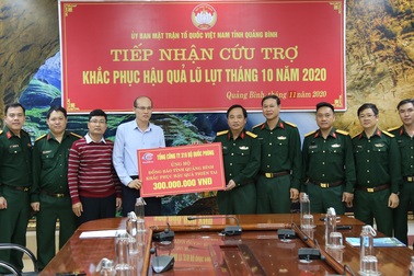 Cán bộ, người lao động trích lương ủng hộ đồng bào miền Trung