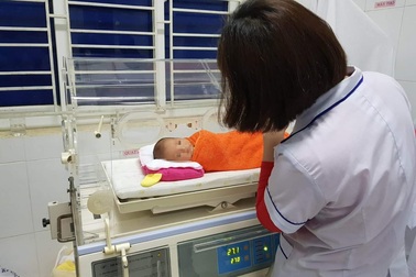 Bé gái sơ sinh bị bỏ rơi ở hành lang bệnh viện