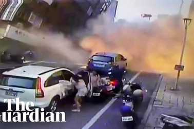 Nhà cao tầng đổ sập xuống đường phố đông đúc trong động đất Đài Loan