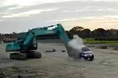 Kẻ lái máy múc đập nát 2 ô tô đối mặt mức án nào?