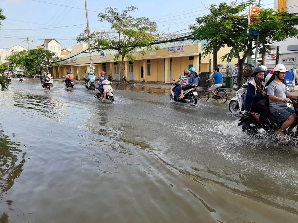 Huy động cả trăm người hỗ trợ huyện cù lao ứng phó với triều cường - 6 Huy động cả trăm người hỗ trợ huyện cù lao ứng phó với triều cường - 6