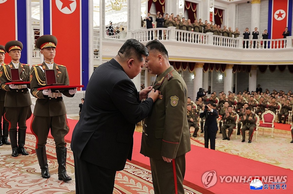 Ông Kim Jong-un trao huân chương cho quân nhân Triều Tiên chiến đấu ở Nga - 4 Ông Kim Jong-un trao huân chương cho quân nhân Triều Tiên chiến đấu ở Nga - 4