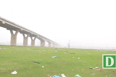 Hà Nội: Bãi bồi ven sông Hồng ngập rác do người dã ngoại bỏ lại