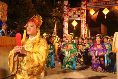 Chen chân đi xem vua tế Thần Đất, Thần Lúa