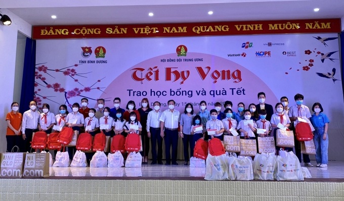 Chương trình trao học bổng cho học sinh khó khăn mồ côi do dịch bệnh Covid-19 do Tỉnh đoàn phối hợp tổ chức tại TP.Dĩ An. Ảnh baobinhduong.vn