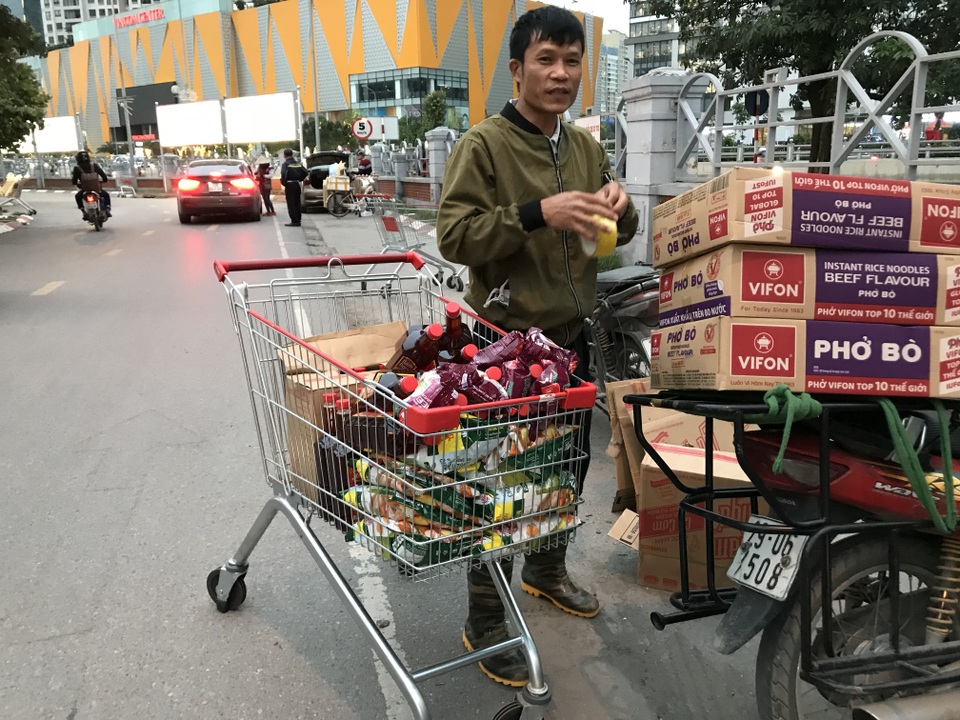 Hà Nội: Hàng cung ứng dồi dào nhưng một số người dân vẫn lo lắng dự trữ - 3 Hà Nội: Hàng cung ứng dồi dào nhưng một số người dân vẫn lo lắng dự trữ - 3