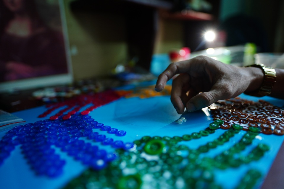 Chàng kỹ sư Hóa làm tranh cổ động chống dịch Covid-19 bằng nút áo - 12 Chàng kỹ sư Hóa làm tranh cổ động chống dịch Covid-19 bằng nút áo - 12