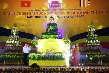 Ninh Bình trưng bày tượng Phật ngọc hòa bình thế giới
