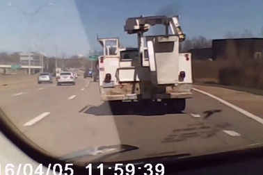 Xem xe Tesla Model S tự lái tránh va chạm