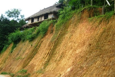 Bé trai 4 tuổi bị tảng đá lở đè chết