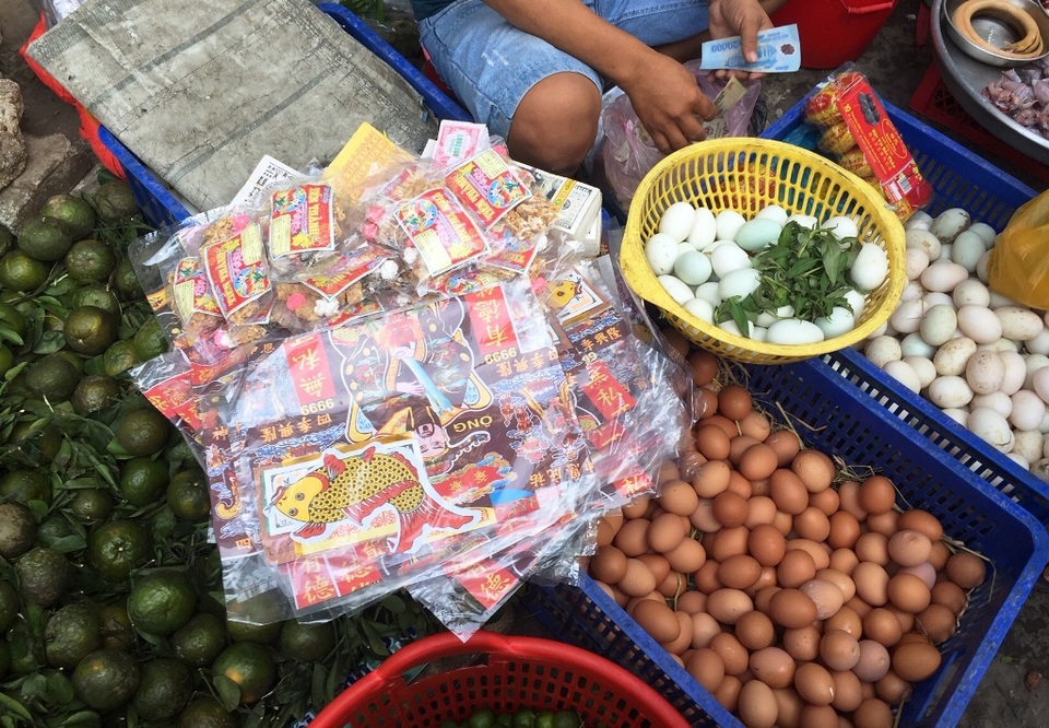 TP.HCM: Dân buôn “hét giá” cá chép trong ngày đưa ông Táo chầu trời - 4 TP.HCM: Dân buôn “hét giá” cá chép trong ngày đưa ông Táo chầu trời - 4