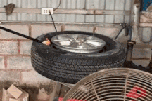 Lốp xe biến dạng khi bơm bằng lửa, cộng đồng nhắn thợ "xem TikTok ít thôi"