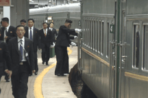 Đội cận vệ lau cửa tàu bọc thép, chạy bộ theo xe chở ông Kim Jong-un