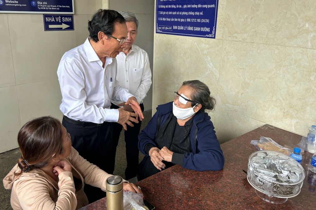 Bí thư Thành ủy TPHCM viếng các nạn nhân trong vụ cháy cư xá Độc Lập - 2 Bí thư Thành ủy TPHCM viếng các nạn nhân trong vụ cháy cư xá Độc Lập - 2