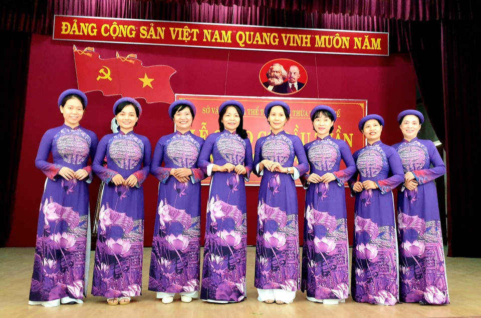 Thích thú hình ảnh cán bộ Sở vận áo dài khăn đóng xưa đi làm ngày đầu tuần - 3 Thích thú hình ảnh cán bộ Sở vận áo dài khăn đóng xưa đi làm ngày đầu tuần - 3
