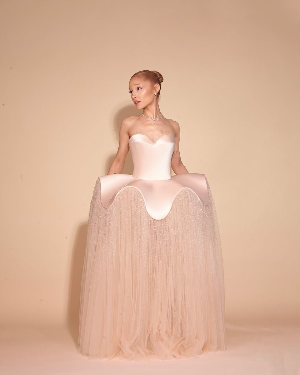 Váy corset khó thở của Hailey Bieber: Khi cơ thể là ngôn ngữ thời trang - 5