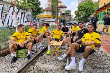 Xác minh hình ảnh cầu thủ Dortmund thưởng thức cà phê đường tàu Hà Nội