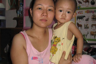 Cô ca sỹ xinh đẹp với đứa con không có hậu môn