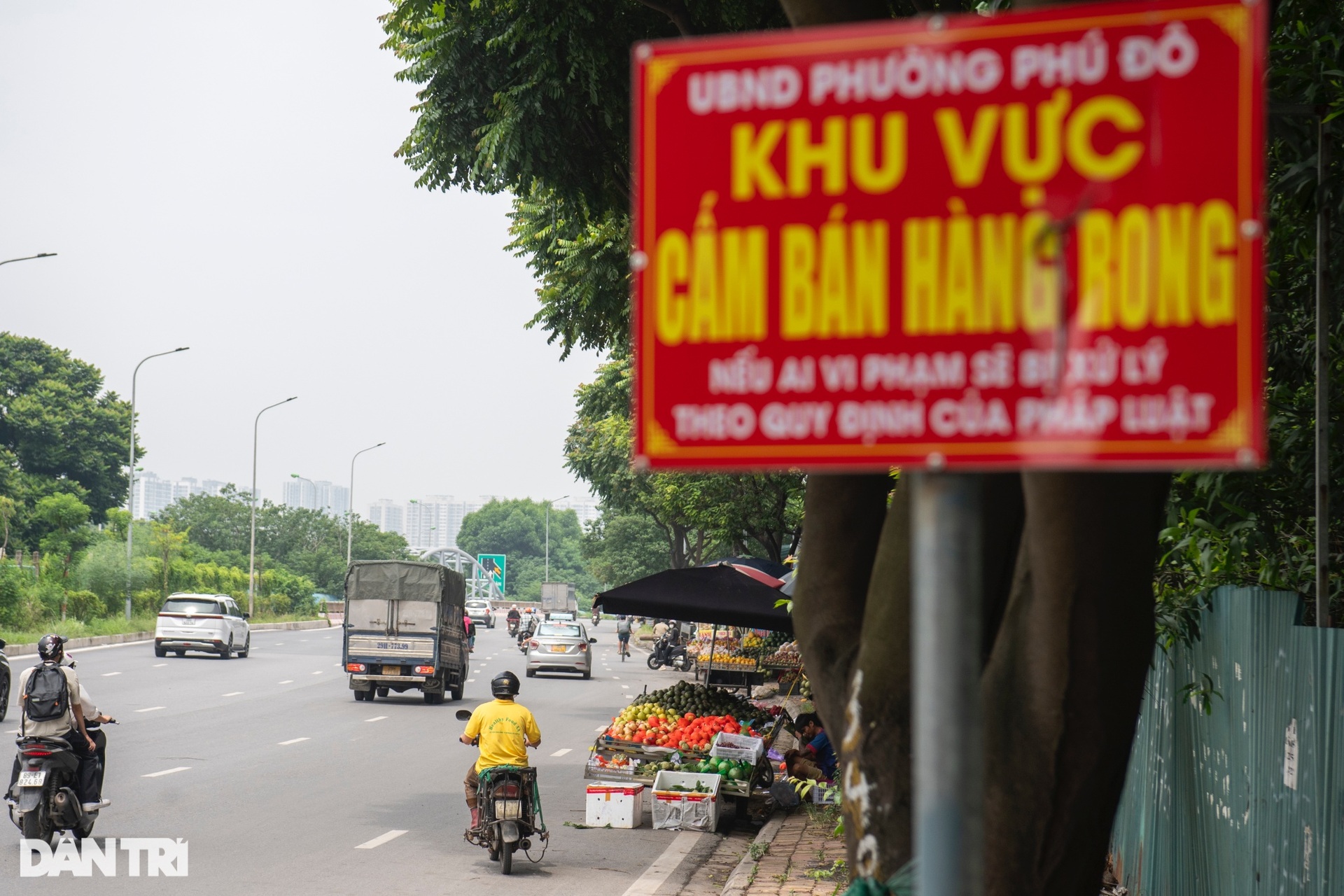 Biến lòng đường thành nơi buôn bán, tiểu thương nói để chúng tôi kiếm tý - 11 Biến lòng đường thành nơi buôn bán, tiểu thương nói để chúng tôi kiếm tý - 11