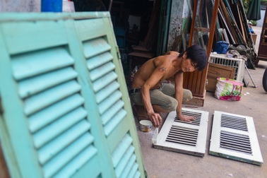 Cuộc "hồi sinh" nội thất cũ ở xóm gỗ TPHCM