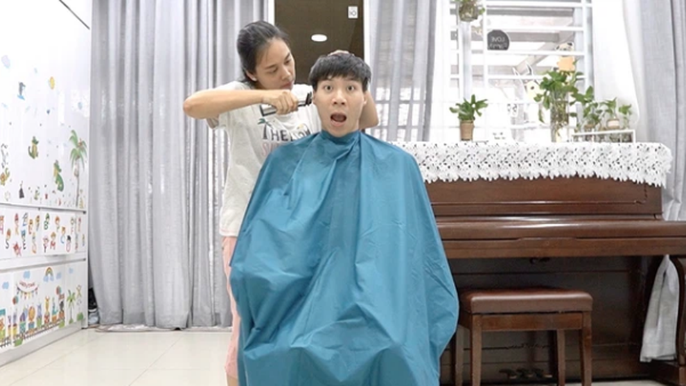 Ảnh ấn tượng những tiệm tóc 0 đồng chẳng lo đóng cửa của sao Việt - 6 Ảnh ấn tượng những tiệm tóc 0 đồng chẳng lo đóng cửa của sao Việt - 6
