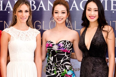 Hoa hậu Bản sắc Việt toàn cầu nhận giải thưởng 2 tỷ đồng