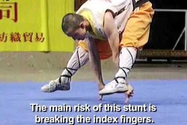 Cao thủ Thiếu Lâm gây sốt khi “trồng cây chuối” bằng hai ngón tay