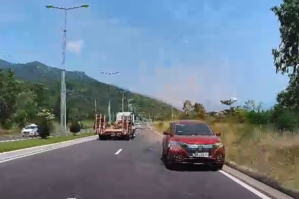 Người dân cung cấp clip ô tô chạy ngược chiều trên đèo cho cảnh sát xử lý - 1 Người dân cung cấp clip ô tô chạy ngược chiều trên đèo cho cảnh sát xử lý - 1