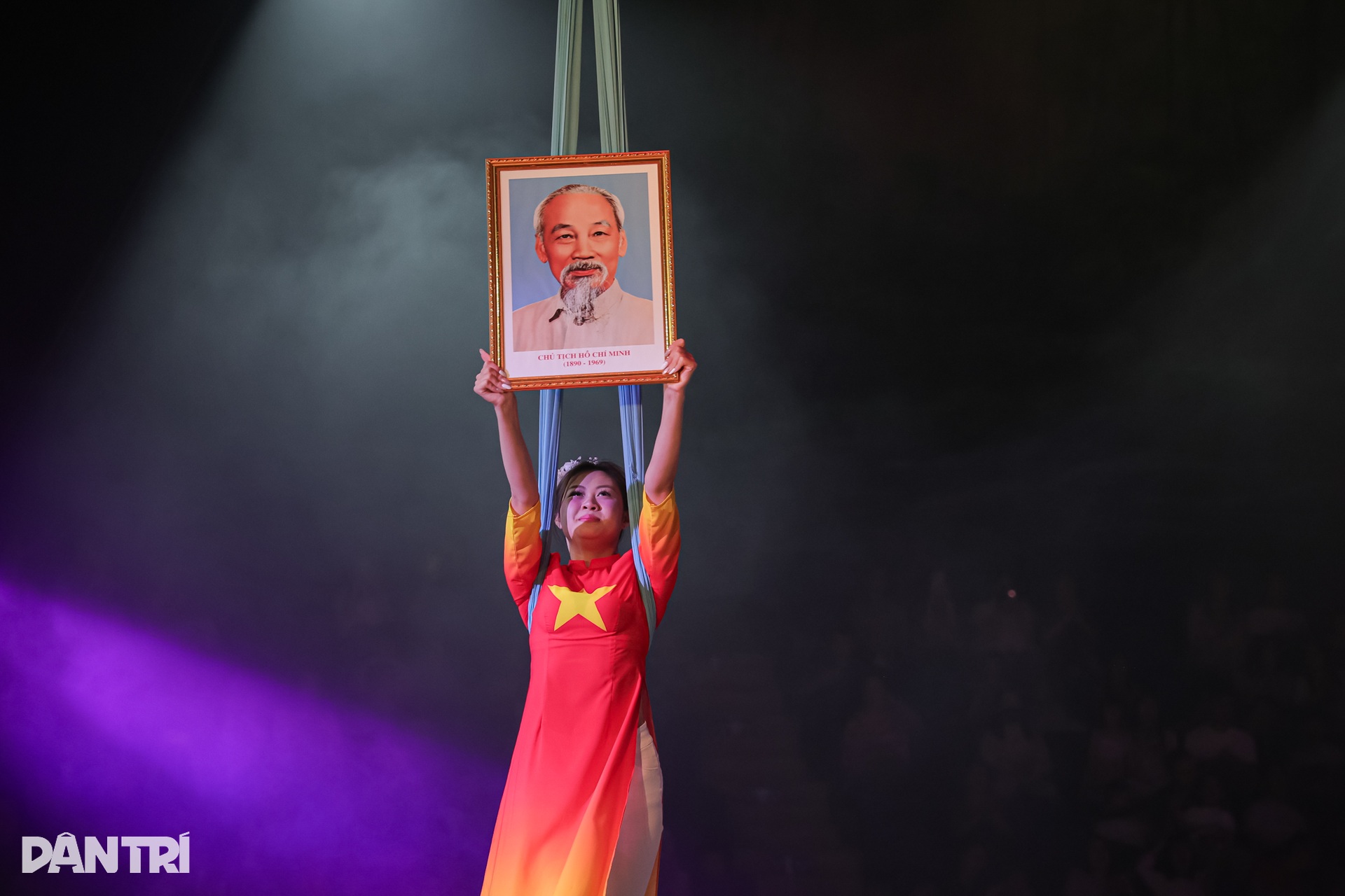 Khán giả mặc áo cờ đỏ sao vàng, cổ vũ xiếc Non sông ngày thống nhất - 6