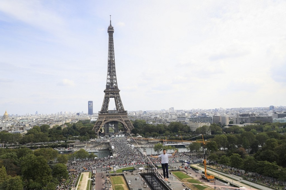 Thót tim màn đi trên dây từ tháp Eiffel qua sông Seine ở Pháp - 4 Thót tim màn đi trên dây từ tháp Eiffel qua sông Seine ở Pháp - 4