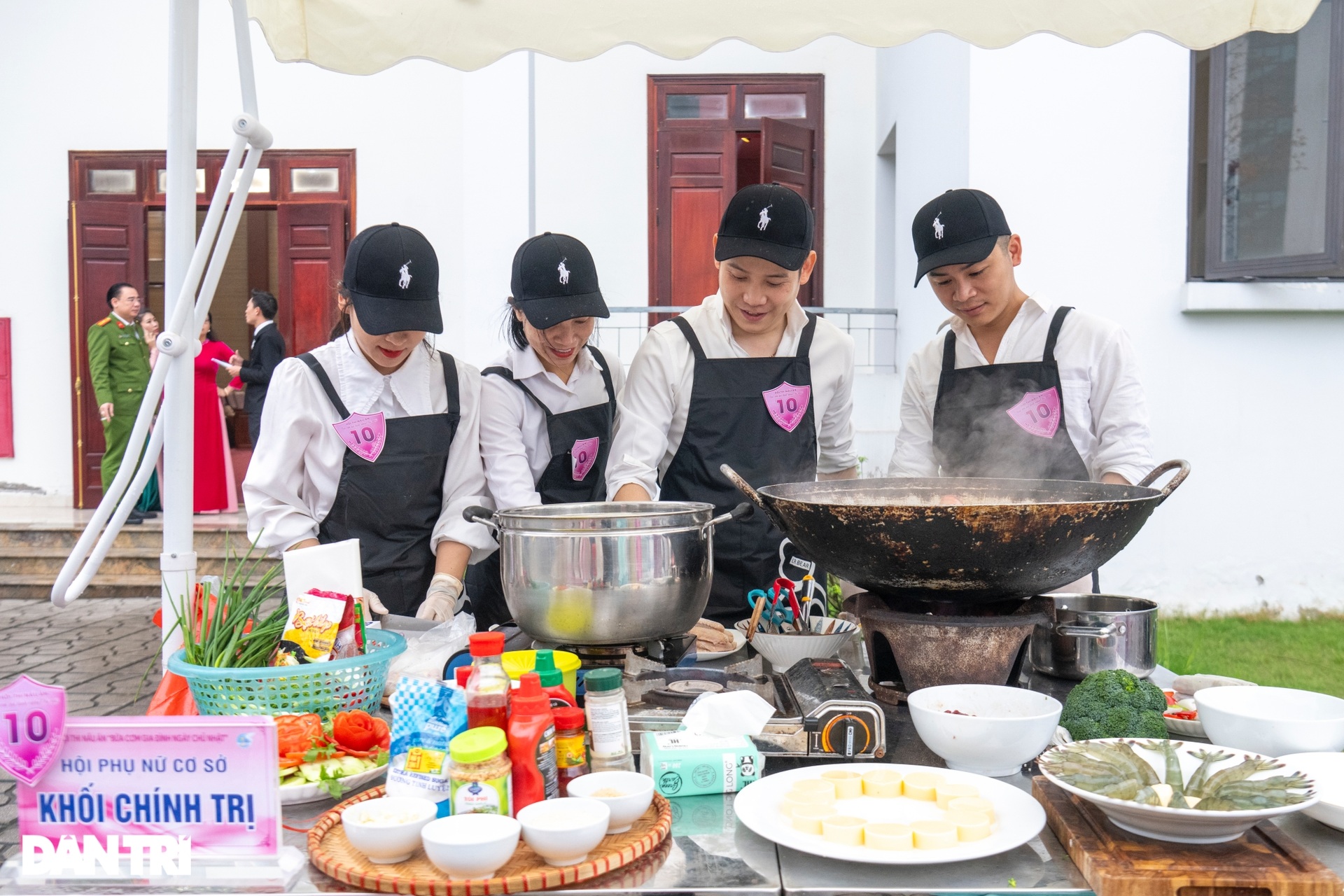 Chiến sĩ Cảnh sát cơ động trổ tài nấu ăn mừng Ngày Quốc tế Phụ nữ 8/3 - 3 Chiến sĩ Cảnh sát cơ động trổ tài nấu ăn mừng Ngày Quốc tế Phụ nữ 8/3 - 3