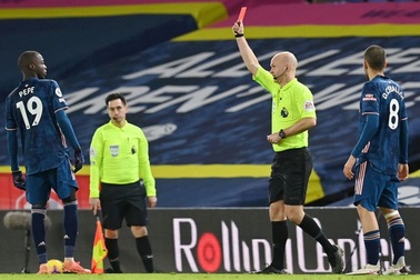 Pepe bị đuổi, Arsenal may mắn có điểm trước Leeds