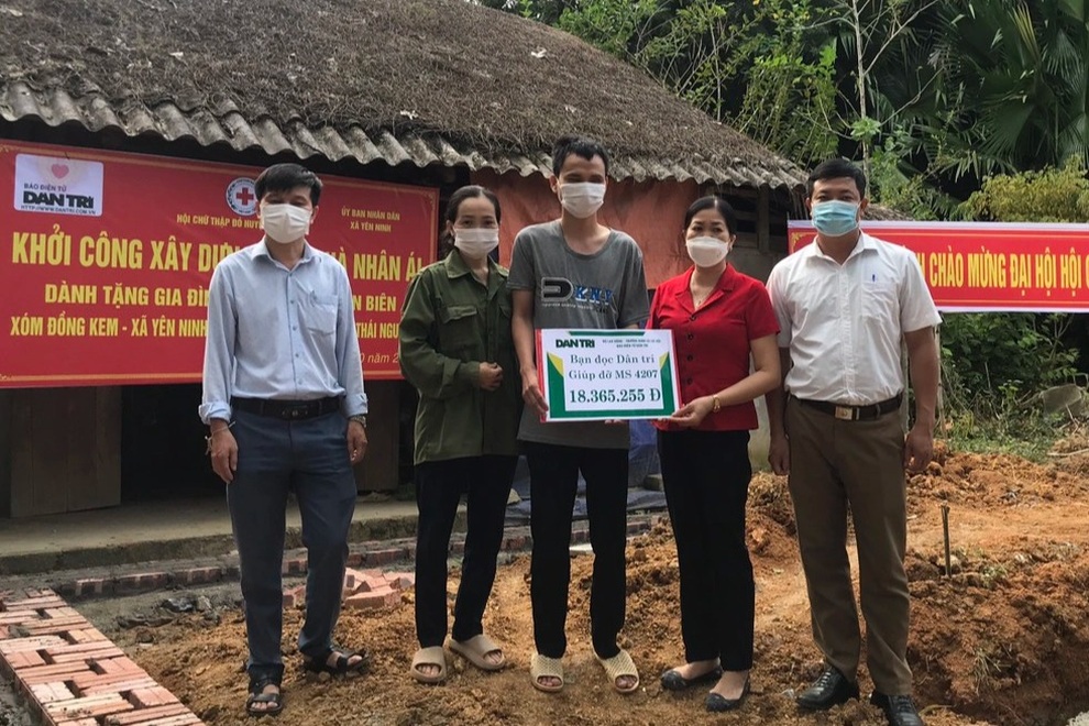 Khởi công xây dựng Ngôi nhà Nhân ái dành tặng người đàn ông mù - 2 Khởi công xây dựng Ngôi nhà Nhân ái dành tặng người đàn ông mù - 2